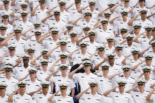Ông Biden dặn dò sinh viên tốt nghiệp Học viện Hải quân bảo vệ Biển Đông