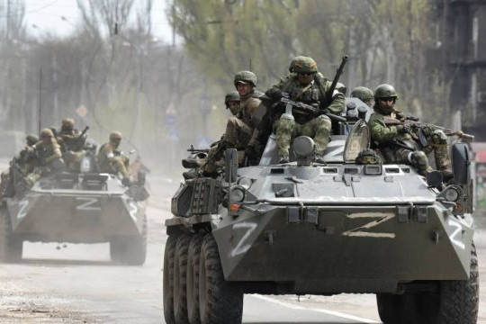 Quân Ukraine vừa rút về phòng tuyến mới, quân Nga đã bao vây thành phố tiền đồn