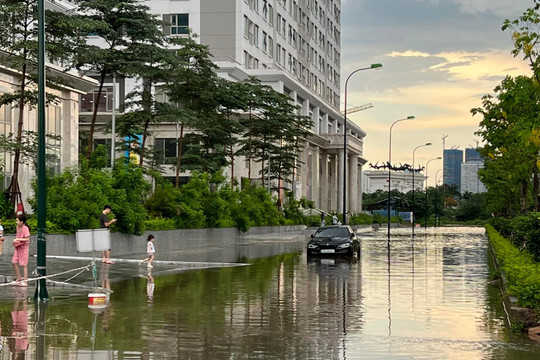 Hà Nội: Phố lại thành sông trong cơn mưa lớn