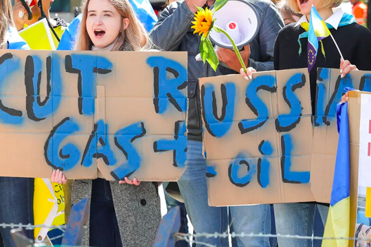 EU đạt thỏa thuận cấm nhập 2/3 dầu mỏ Nga