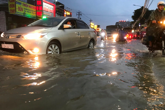 Đồng Nai: Đường ngập sâu, nước chảy cuồn cuộn sau trận mưa lớn kéo dài