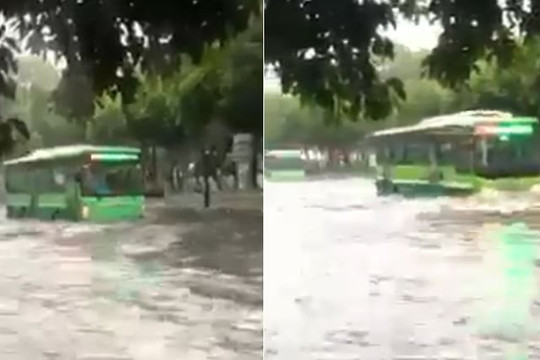 Clip ô tô buýt lội nước mưa trên đường TP.HCM ngập gần hết bánh xe