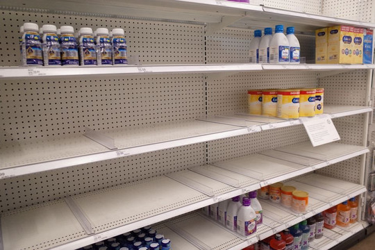 Mỹ thiếu hụt sữa công thức, phụ huynh hoang mang, chính quyền Biden phải tăng nhập khẩu