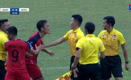Nếu bị treo giò, hậu vệ Bình Thuận đánh trọng tài có thể sang đá tại Indonesia không?