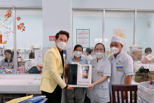 MC Hồng Phúc cùng con trai tặng máy nước sạch cho bác sĩ và bệnh nhi nghèo