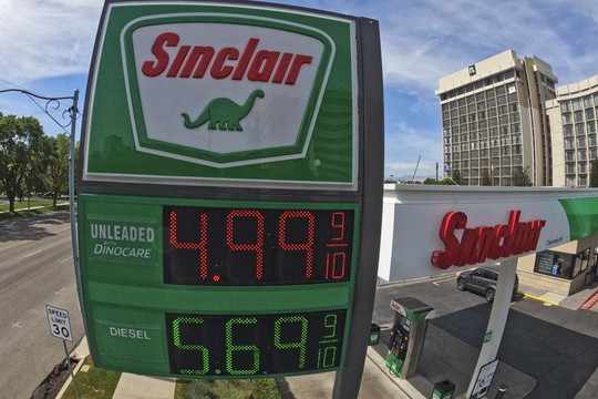 Giá xăng ở Mỹ lại tăng sát mốc 5 USD/gallon