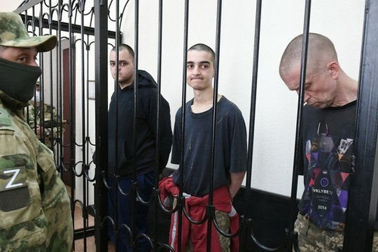 Toan tính sâu xa của Nga trong vụ tòa tuyên tử hình 2 tù binh Anh và 1 tù binh Ma rốc