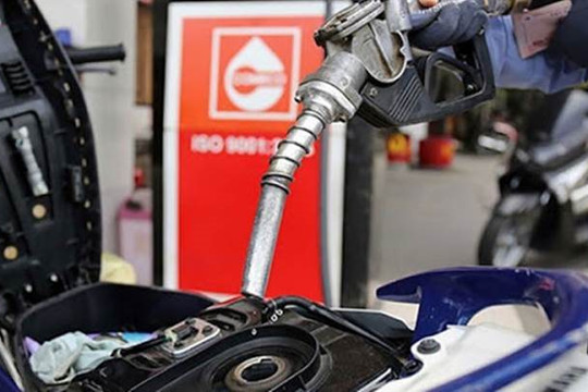 Từ 15 giờ hôm nay: Giá xăng tiếp tục tăng lần thứ 6, giá dầu diesel tăng hơn 2.600 đồng/lít