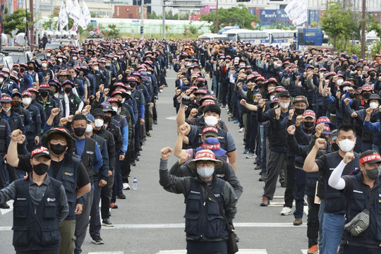 Tài xế xe tải Hàn Quốc chấm dứt đình công phản đối giá xăng và lương thấp