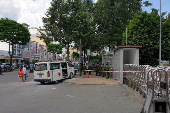 Nghẹt thở truy đuổi kẻ nghi ngáo đá trộm xe cấp cứu tông vào xe cảnh sát tại TP Cần Thơ