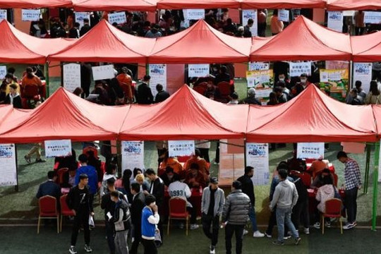 Trung Quốc khuyến khích sinh viên đã tốt nghiệp về nông thôn làm việc