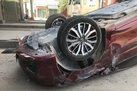 Tai nạn ô tô tại trạm thu phí cầu Đồng Nai khiến giao thông ùn tắc kéo dài 