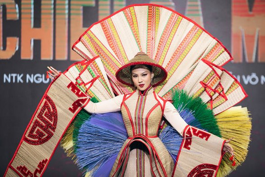 'Chiếu Cà Mau' là trang phục dân tộc Việt Nam mang đến Miss Universe 2022