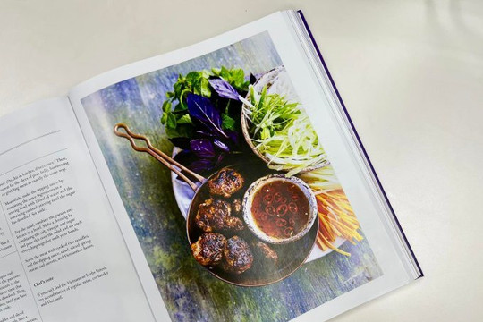 Món bún chả Việt Nam xuất hiện trong sách dạy nấu ăn của 70 đại sứ quán Anh 