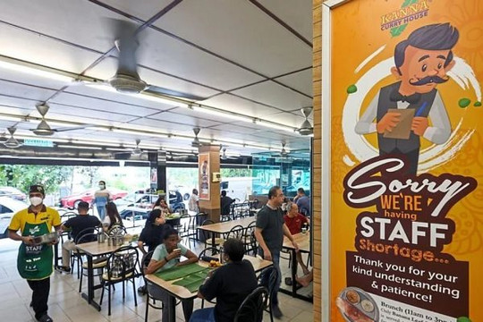 Malaysia: Chủ nhà hàng tặng iPhone để giữ chân nhân viên