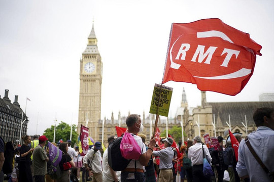 Dân Anh tuần hành phản đối chi phí sinh hoạt tăng vọt