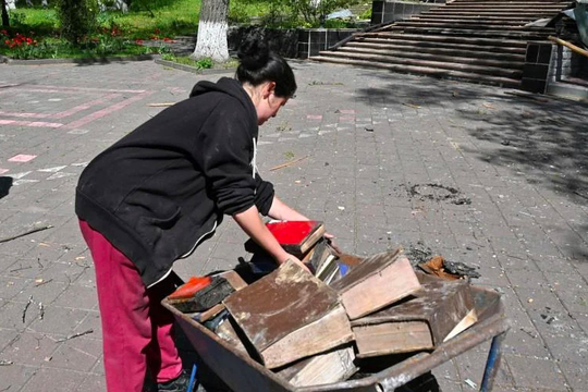Sau khi dỡ tượng đài hữu nghị, Ukraine tính cấm sách nhạc Nga 