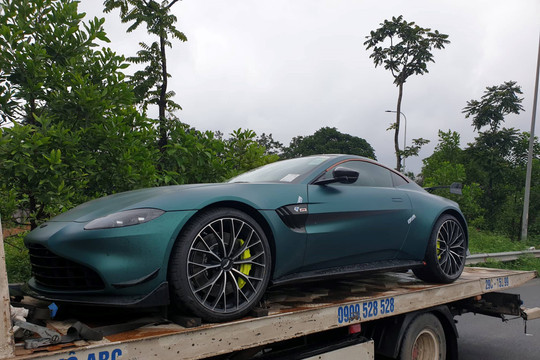 Bộ đôi Aston Martin Vantage F1 Edition bất ngờ xuất hiện tại Hà Nội