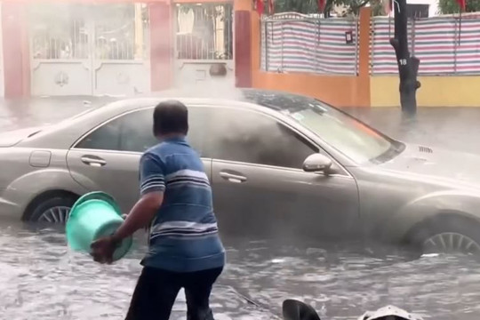Clip ô tô BMW cháy và bốc khói trên đường TP.HCM ngập nước mưa
