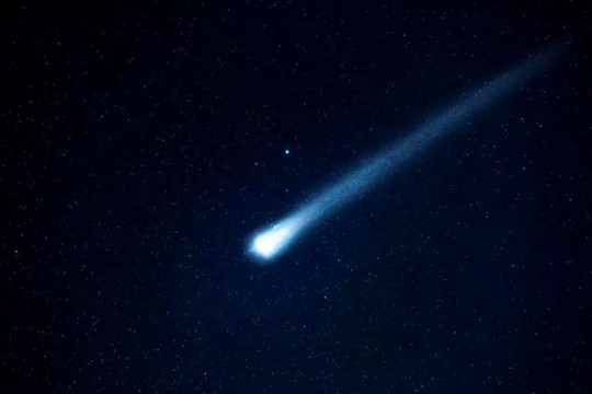 Sao chổi lớn hơn thiên thạch xóa sổ khủng long đang lao về phía Trái đất