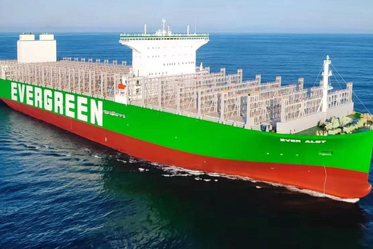 Trung Quốc sản xuất tàu container lớn nhất thế giới rộng gấp 3,5 lần sân bóng đá