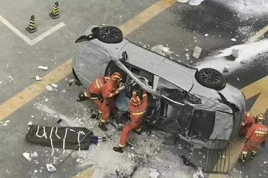 Xe điện Trung Quốc bị rơi từ tầng 3, chết 2 người