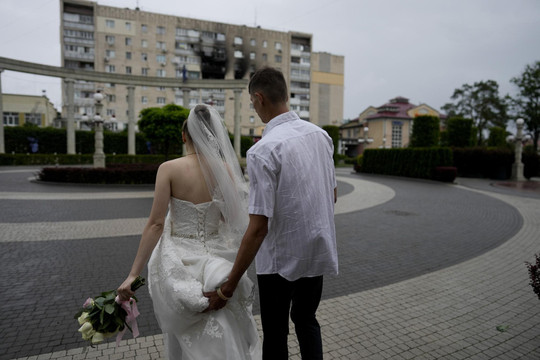 Đám cưới cấp tốc thời chiến ở Ukraine: Chồng chia tay vợ ra trận sau hôn lễ