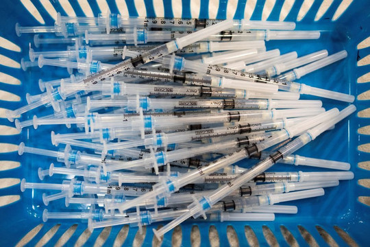 Pfizer công bố hiệu quả vắc xin mới nhắm đến Omicron để cạnh tranh với Moderna