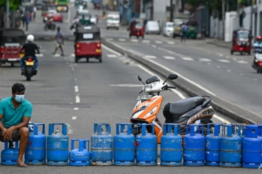Sri Lanka gần cạn xăng dầu, vật lộn với khủng hoảng nợ