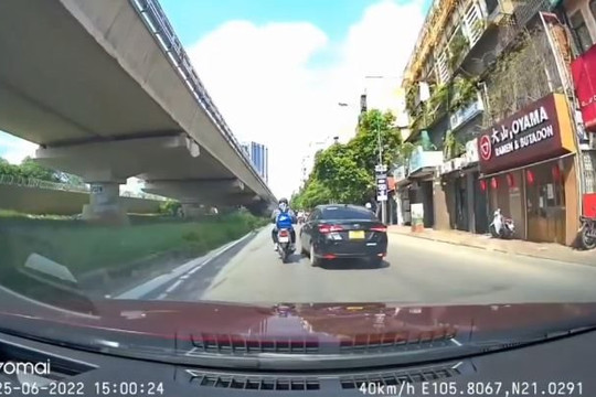 Clip tài xế ô tô truy đuổi và chặn xe hơi gây tai nạn rồi bỏ chạy ở Hà Nội
