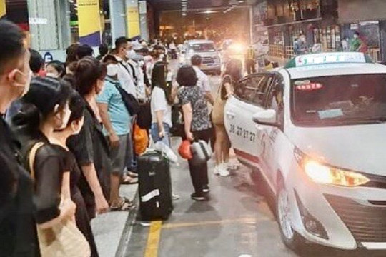 Đông nghịt khách, sân bay Nội Bài tính thu phí không dừng để giảm ùn ứ