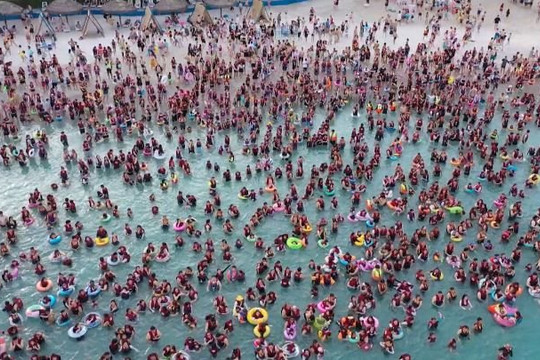 Clip hàng ngàn người chen chúc trong hồ bơi lộ thiên khổng lồ dưới cái nóng 42 độ C