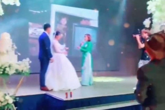 Clip mẹ hát ‘Nhật ký của mẹ’ khiến cô dâu và khách dự đám cưới bật khóc