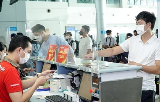 Sân bay đông nghịt khách, vượt cả cao điểm nghỉ Lễ 30.4
