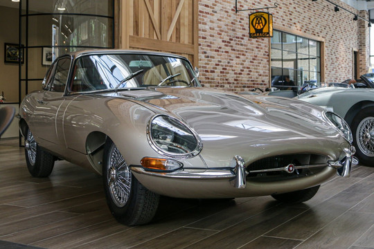 Jaguar E-Type cổ hồi sinh sau 2.500 giờ thực hiện
