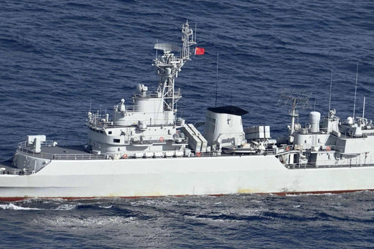 Tàu chiến Trung Quốc bám đuổi khinh hạm Nga gần Senkaku