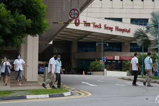 Số ca COVID-19 tăng, bệnh viện, nhà chăm sóc tại Singapore giới hạn người đến thăm
