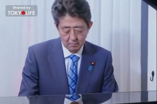 Clip cựu Thủ tướng Shinzo Abe chơi đàn piano bài Hana Wa Saku gây xúc động mạnh