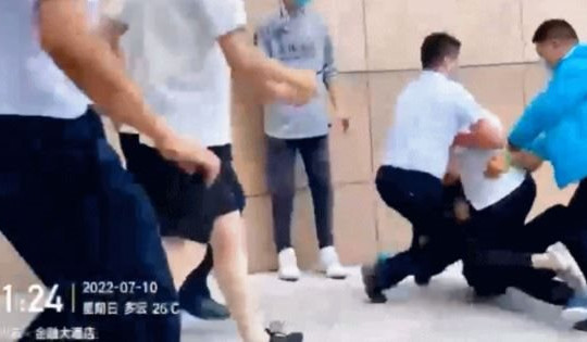 Nhóm áo trắng tấn công 1.000 người tụ tập đòi tiền trước ngân hàng ở Trung Quốc