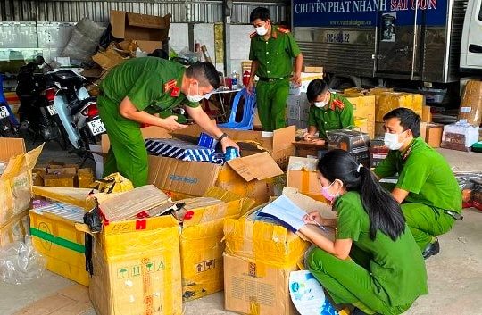 An Giang: Phát hiện hơn 42.000 sản phẩm hàng hóa không rõ nguồn gốc ở chành xe