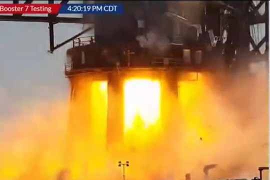 Tên lửa đẩy Super Heavy Booster 7 của SpaceX bốc cháy khi phóng, Elon Musk nói gì?