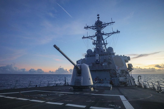 Mỹ điều tàu chiến áp sát Hoàng Sa thách thức yêu sách Biển Đông của Trung Quốc