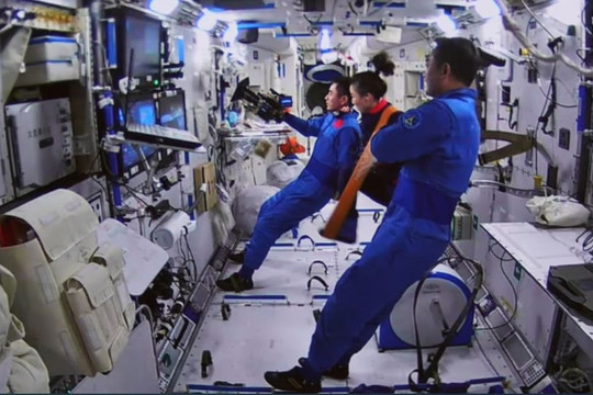 Các nhà du hành vũ trụ Trung Quốc đòi mặc tã lót mỏng nhất trong không gian