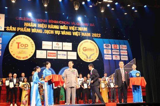 Phương Trang đạt “top 10 nhãn hiệu hàng đầu và dịch vụ vàng Việt Nam năm 2022”