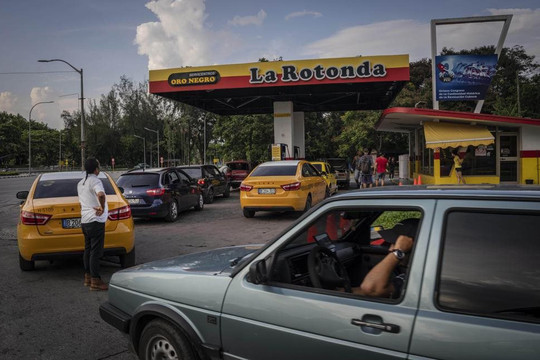 Cuba: Chủ xe xếp hàng hai tuần để mua dầu diesel đổ đầy bình 