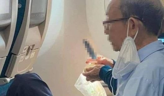 Hành khách vô tư cầm dao gọt trái cây trên máy bay