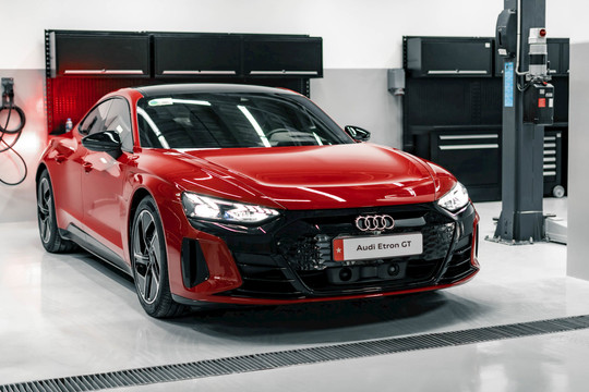 Audi e-tron GT quattro trình làng: Tân binh phân khúc xe điện hạng sang có giá từ 5,2 tỉ đồng
