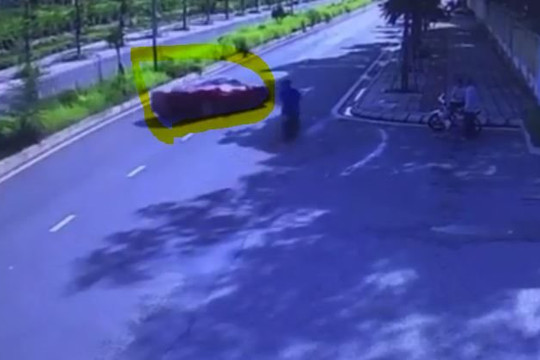 Clip siêu xe Ferrari 488 gần 20 tỉ nát đầu khi tông đổ 2 cây xanh ở Hà Nội