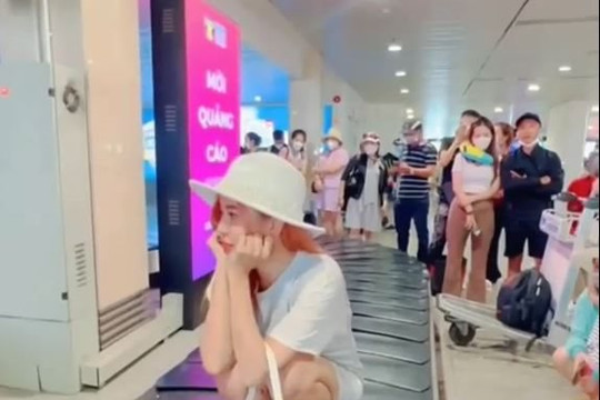Clip cô gái xinh ngồi xổm trên băng chuyền hành lý ở sân bay gây ngỡ ngàng