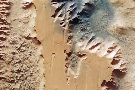 ESA công bố hình ảnh đáng kinh ngạc về hẻm núi lớn nhất trên sao Hỏa